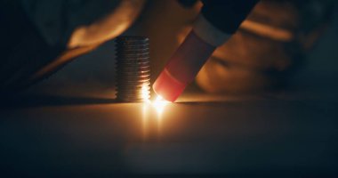 Metal endüstrisinde İşçi Çeliğinin Kapanışı Metal Çalışmaları kıvılcımları