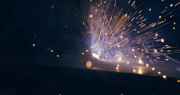 Metal endüstrisinde İşçi Çeliğinin Kapanışı Metal Çalışmaları kıvılcımları