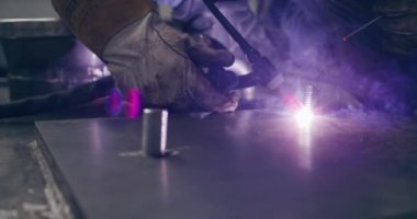 Metal endüstrisinde İşçi Çeliğinin Kapanışı Metal Çalışmaları kıvılcımları