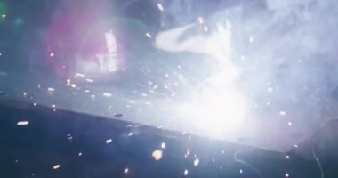 Metal endüstrisinde İşçi Çeliğinin Kapanışı Metal Çalışmaları kıvılcımları
