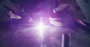 Metal endüstrisinde İşçi Çeliğinin Kapanışı Metal Çalışmaları kıvılcımları