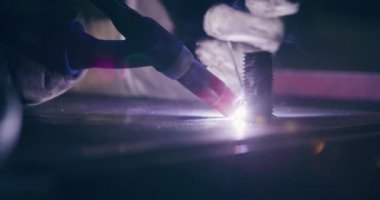 Metal endüstrisinde İşçi Çeliğinin Kapanışı Metal Çalışmaları kıvılcımları