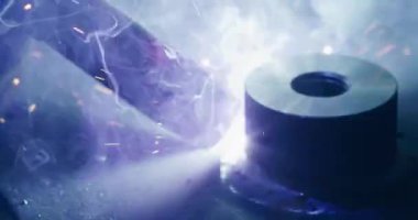 Metal endüstrisinde İşçi Çeliğinin Kapanışı Metal Çalışmaları kıvılcımları