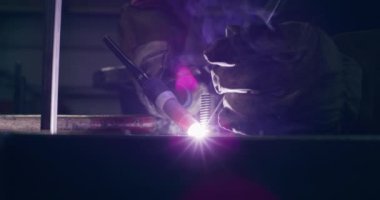 Metal endüstrisinde İşçi Çeliğinin Kapanışı Metal Çalışmaları kıvılcımları