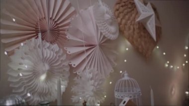 Parlak ve neşeli Noel süslemeleri, Noel ruhunu evinize veya etkinliğinize getirmeye hazır.