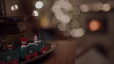 Parlak ve neşeli Noel süslemeleri, Noel ruhunu evinize veya etkinliğinize getirmeye hazır.