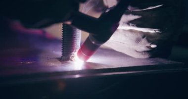 Metal endüstrisinde İşçi Çeliğinin Kapanışı Metal Çalışmaları kıvılcımları