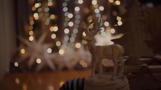 Heldere Vrolijke Kerstversieringen Klaar Vakantiestemming Naar Huis Evenement Brengen — Stockvideo