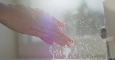 Kadın Ellerini Evde Yıkadı Yakın Çekimde Lavaboda