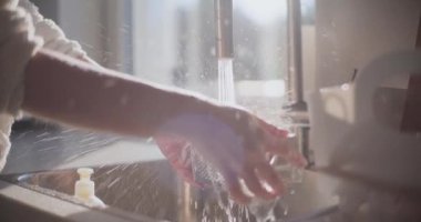 Kadın Ellerini Evde Yıkadı Yakın Çekimde Lavaboda