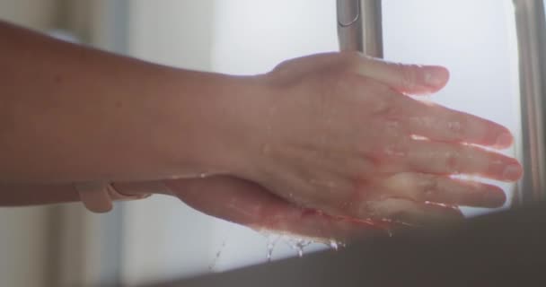 Femme Laver Les Mains Dans Évier Maison Fermer — Video
