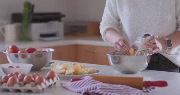 Nahaufnahme Von Frau Hände Reiben Ein Apfel Küche Backen Pie — Stockvideo