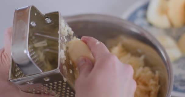 Κοντινό Πλάνο Της Γυναίκας Χέρια Τρίψιμο Ένα Μήλο Στην Κουζίνα — Αρχείο Βίντεο