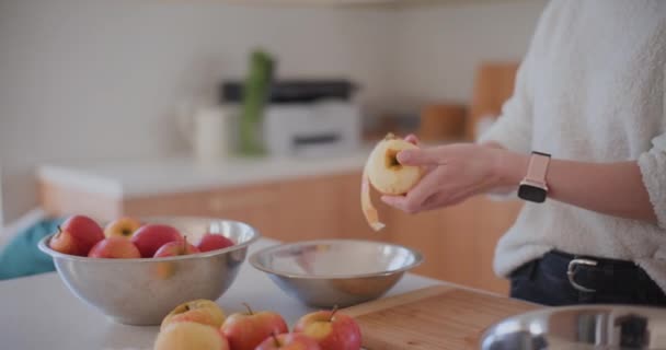Femme Dans Cuisine Épluche Des Pommes Pour Gâteau Aux Pommes — Video