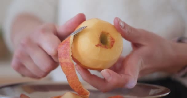 Женщина Кухне Чистит Яблоки Яблочного Пирога — стоковое видео