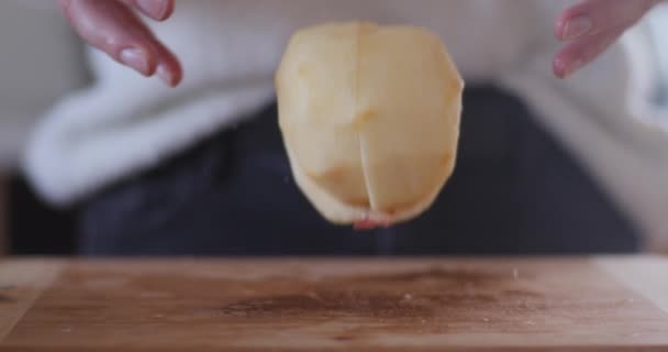 Çeyrek Dilimlenmiş Elma Parçalarının Masada Görüntüsü — Stok video
