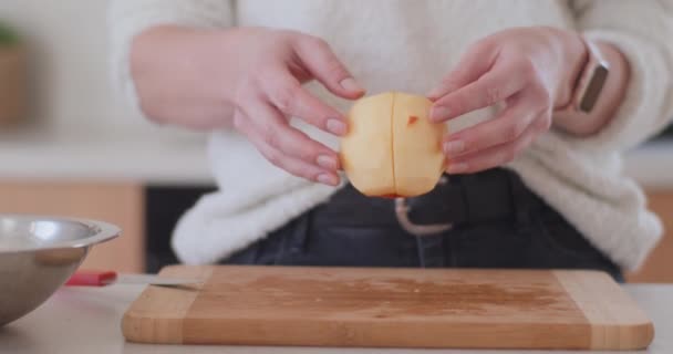 Blick Auf Geschälte Apfelstücke Die Viertelweise Auf Dem Tisch Liegen — Stockvideo