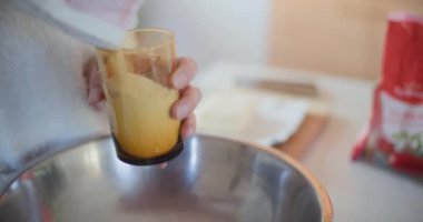 Pasta Mutfağı Pişirmek İçin İçindekileri Hazırlayan Kadın