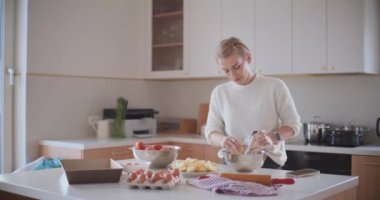 Pasta Mutfağı Pişirmek İçin İçindekileri Hazırlayan Kadın