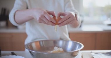 Mutfakta Pasta İçin Öksürük Hazırlayan Kadın Portresi