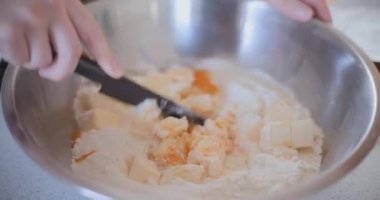 Mutfakta Pasta İçin Öksürük Hazırlayan Kadın Portresi
