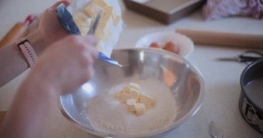 Mutfakta Pasta İçin Öksürük Hazırlayan Kadın Portresi