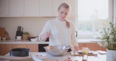 Mutfakta Pasta İçin Öksürük Hazırlayan Kadın Portresi