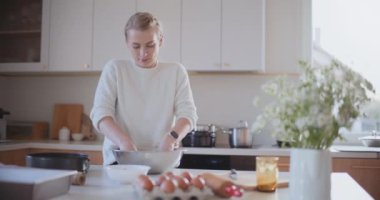 Mutfakta Pasta İçin Öksürük Hazırlayan Kadın Portresi