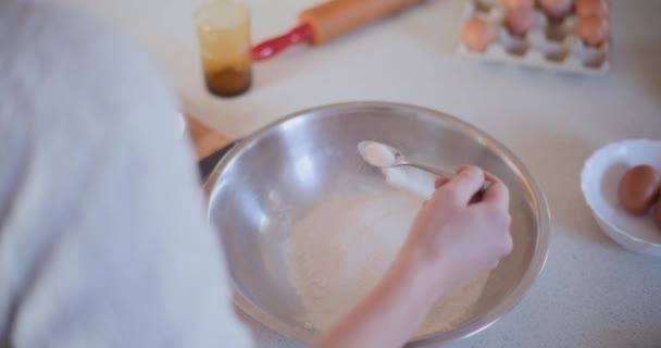 Retrato Mulher Preparando Massa Para Bolo Pastelaria Cozinha — Vídeo de Stock