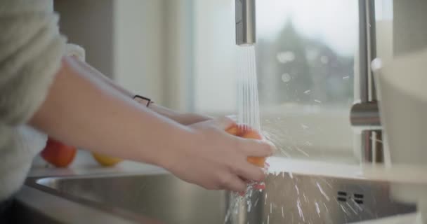 Primer Plano Mujer Lavando Manzana Fregadero — Vídeo de stock
