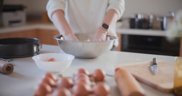 Retrato Mujer Preparando Masa Para Torta Cocina Pasteles Para Hornear — Vídeos de Stock