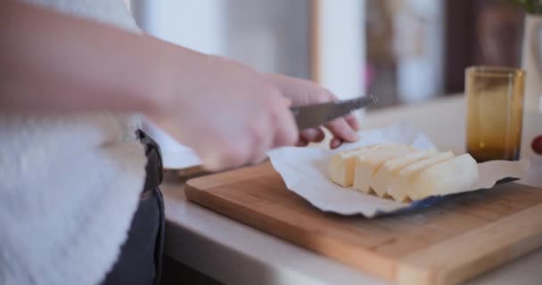 Perempuan Menyiapkan Bahan Bahan Untuk Panggang Pastri Dapur Pemanggang — Stok Video