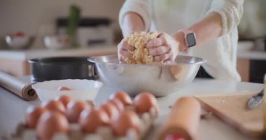 Mutfakta Pasta İçin Öksürük Hazırlayan Kadın Portresi