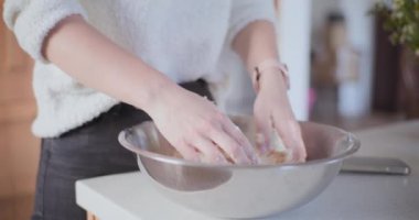 Mutfakta Pasta İçin Öksürük Hazırlayan Kadın Portresi