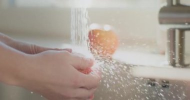 Lavaboda Elma Yıkan Kadın 'ın Kapanışı