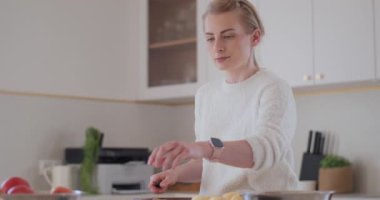 Pasta Mutfağı Pişirmek İçin İçindekileri Hazırlayan Kadın