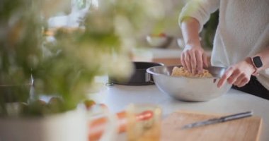 Mutfakta Pasta İçin Öksürük Hazırlayan Kadın Portresi