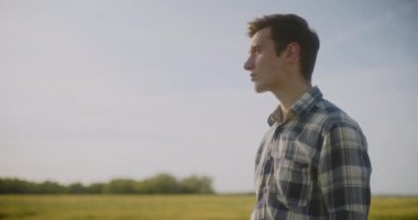 Tarla resmine bakan çiftçi. Tarım Üreticisi Ekinleri İnceleyecek. Modern Çiftçi Tarlada.