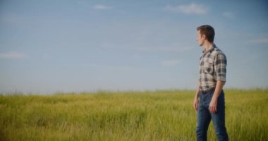 Çiftlik hayvanları çiftliğindeki domuzlardan oluşan domuz yavrularının manzarası.