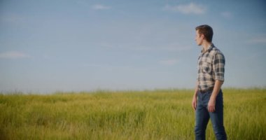 Çiftlik hayvanları çiftliğindeki domuzlardan oluşan domuz yavrularının manzarası.