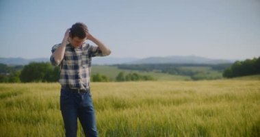 Çiftlik hayvanları çiftliğindeki domuzlardan oluşan domuz yavrularının manzarası.