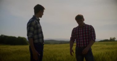 Çiftçilerin tarım sektöründe konuşmaları ve tarımsal ürünleri incelemeleri