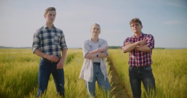 Pohled Úspěšné Zemědělce Zemědělském Poli Portrét — Stock video