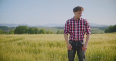 Çiftçinin portresi Buğday Tarlası Tarım Ürünlerini İnceleme