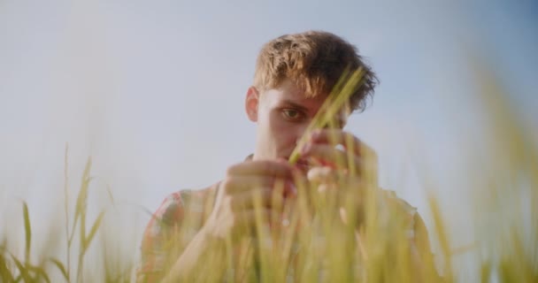 Portrét Zemědělce Zkoumajícího Plodiny Pšeničné Pole Zemědělství Sklizeň — Stock video