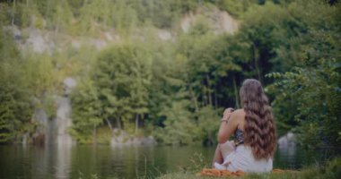 Zihinsel Sağlıkta Meditasyon yapan Kadın Portresi Yoga Fitness Konsepti