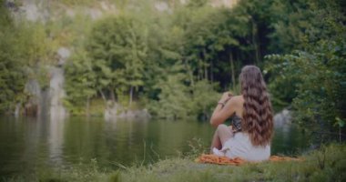Zihinsel Sağlıkta Meditasyon yapan Kadın Portresi Yoga Fitness Konsepti