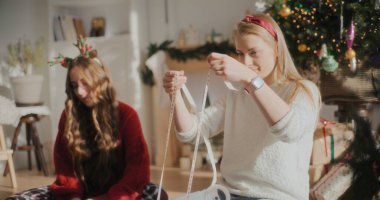 Noel Buluşmasında İki Kadının Portresi Xmas Dekorasyonu ve Konuşması İçin Hazırlanıyor.