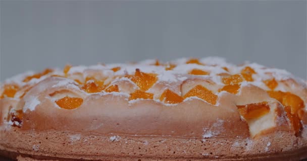 Крупним Планом Шматок Свіжоспеченого Фруктового Торта — стокове відео
