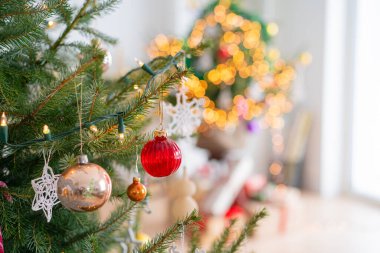 Noel ağacındaki kırmızı topun görüntüsü Yaklaş